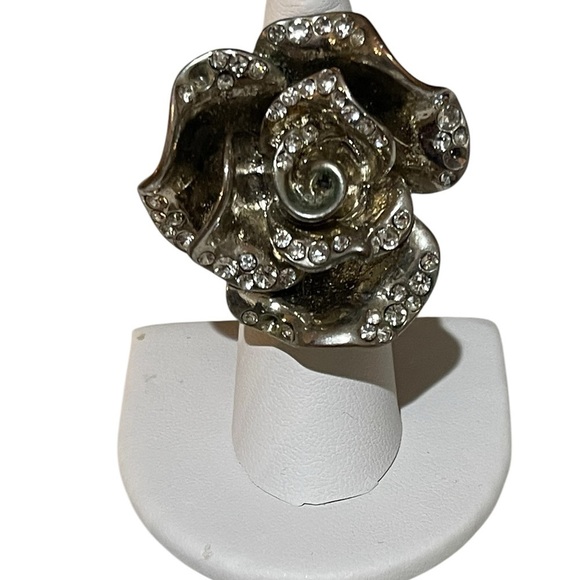 Metal and Rhinestone Flower Rings Bundle Lot 7 pcs NWT NWOT - Picture 2 of 8